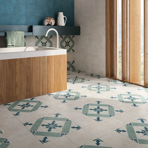 Bagno moderno con pavimento e rivestimento in gres porcellanato serie Terra.Art di Marca Corona, effetto cementine, formato 20x20 cm, Colore Cardinale Oceano Cielo