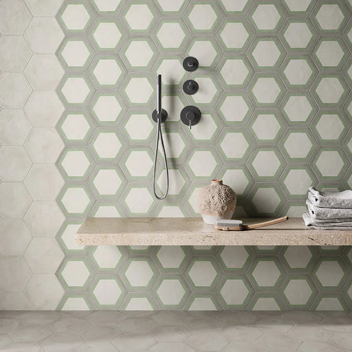 Dettaglio doccia moderna con rivestimento in gres porcellanato serie Terra.Art di Marca Corona, effetto cementine, formato esagonale 25x21 cm, Colore Cornice S/M Esagona