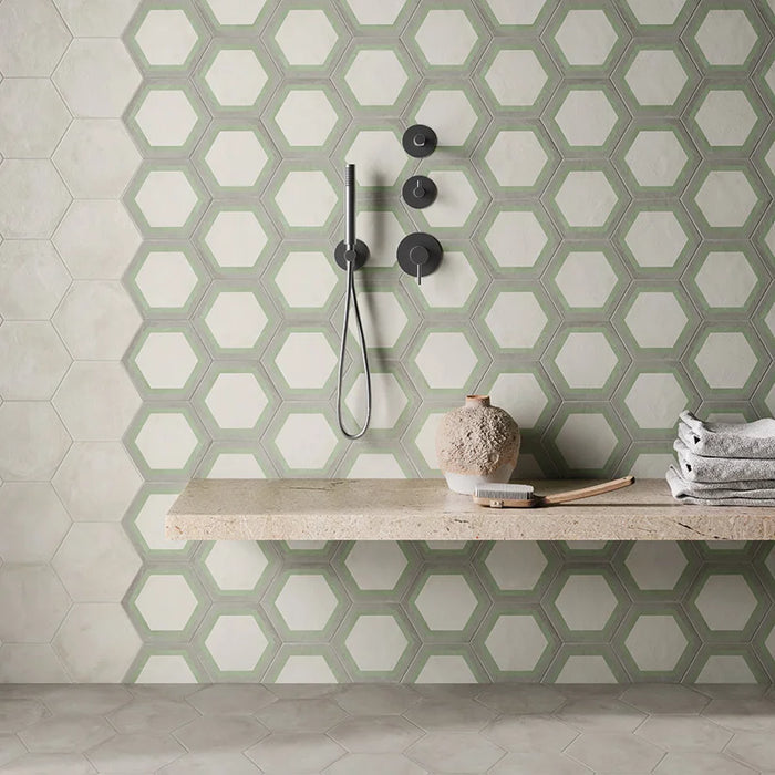 Dettaglio doccia moderna con rivestimento in gres porcellanato serie Terra.Art di Marca Corona, effetto cementine, formato esagonale 25x21 cm, Colore Cornice S/M Esagona