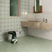 Bagno moderno con pavimento e rivestimento in gres porcellanato serie Terra.Art di Marca Corona, effetto cemento, formato 20x20 cm, Colore Menta