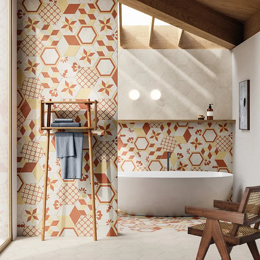 Bagno caldo e moderno con pavimento e rivestimento in gres porcellanato serie Terra.Art di Marca Corona, effetto cementine, formato esagonale 25x21 cm, Colore Mix T/C Esagona