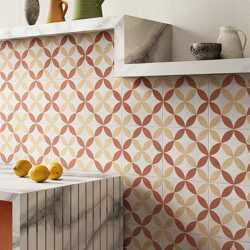 Dettaglio cucina pavimento e rivestimento in gres porcellanato serie Terra.Art di Marca Corona, effetto cementine, formato 20x20 cm, Colore Astro Tramonto Crema