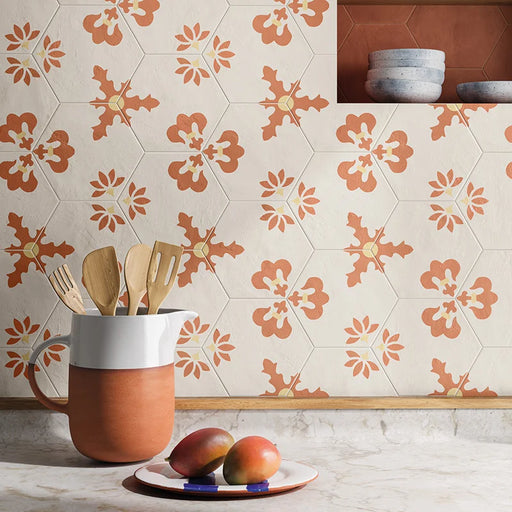 Dettaglio cucina con rivestimento in gres porcellanato serie Terra.Art di Marca Corona, effetto cementine, formato esagonale 25x21 cm, Colore Composizione Giglio T/C Esagona