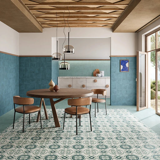 Dettaglio cucina con rivestimento in gres porcellanato serie Terra.Art di Marca Corona, effetto cementine, formato 20x20 cm, Colore Giglio Oceano Cielo