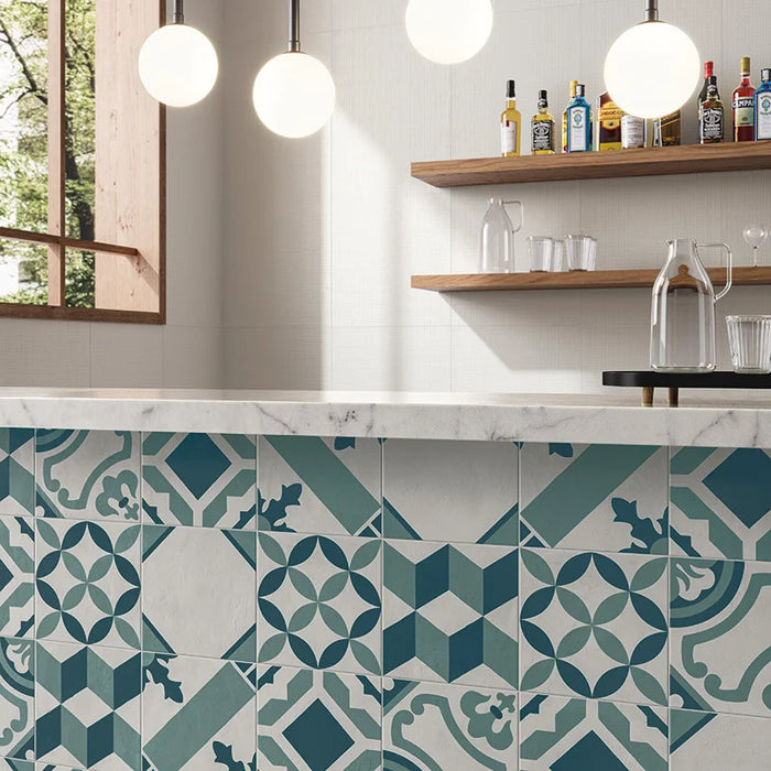 Dettaglio  rivestimento in gres porcellanato serie Terra.Art di Marca Corona, effetto cementine, formato 20x20 cm, Colore Mix Oceano Cielo