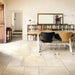 Soggiorno con libreria e pavimento in gres porcellanato effetto pietra leccese della collezione Terre d'Otranto di Ceramica Rondine, formato 60x60 cm con bordo naturale, colore Blend