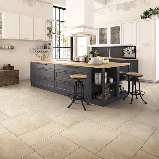 Cucina nera con ripiano in legno e pavimento in gres porcellanato effetto pietra leccese della collezione Terre d'Otranto di Ceramica Rondine, formato 30x60 cm con bordo naturale, colore Cream