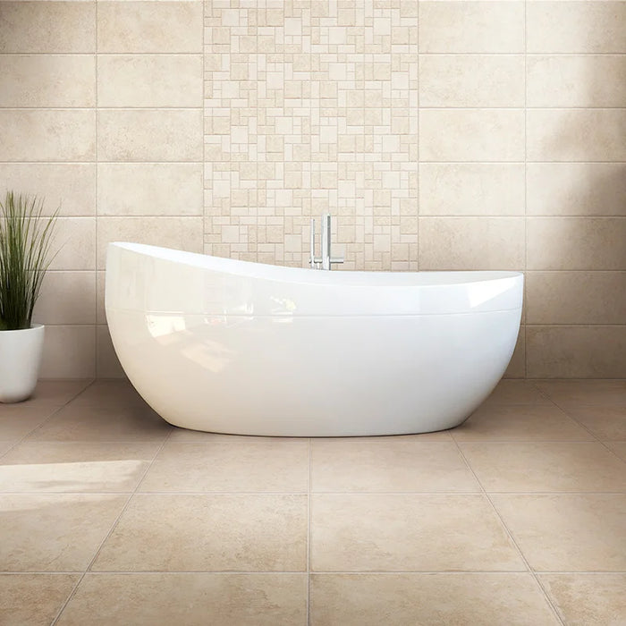 Bagno moderno minimal con vasca bianca e pianta, pavimento in gres porcellanato effetto pietra leccese della collezione Terre d'Otranto di Ceramica Rondine, formato 60x60 cm con bordo naturale, colore Cream