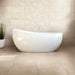 Bagno moderno minimal con vasca bianca e pianta, pavimento in gres porcellanato effetto pietra leccese della collezione Terre d'Otranto di Ceramica Rondine, formato 60x60 cm con bordo naturale, colore Cream