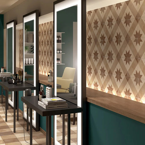 Dettaglio barber shop con rivestimento in gres porcellanato serie Terra di Marca Corona, effetto cementine, formato 20x20 cm, Colore Stella Calda