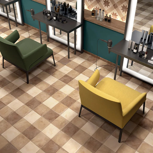 Dettaglio pavimento in gres porcellanato serie Terra di Marca Corona, effetto cotto, formato 20x20 cm, Colore Ocra