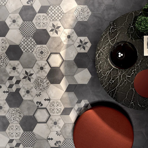 Dettaglio pavimento in gres porcellanato serie Terra di Marca Corona, effetto cementine, formato esagonale 25x21.6 cm, Colore Mix Decori Freddi Esagona