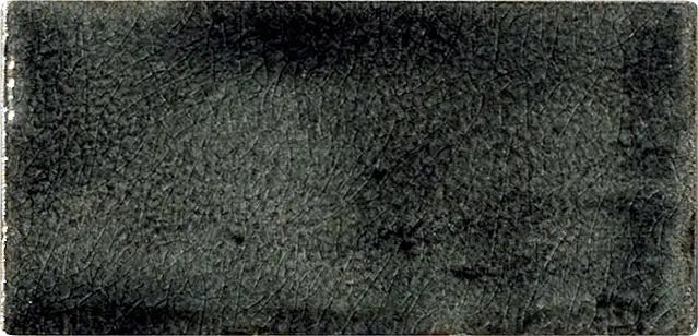 Dettaglio piastrella per rivestimento in ceramica Craquelé effetto fatto a mano lucido 7,5x15 cm effetto mattoncino della collezione The Traditional Style, colore Basalt di Ceramica Settecento