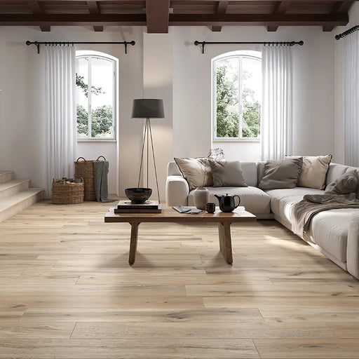 Salotto moderno con pavimento in gres porcellanato effetto legno tradizionale dal carattere rustico della collezione Timeless di Ceramica Rondine, formato 24x150 cm, colore Ecrù