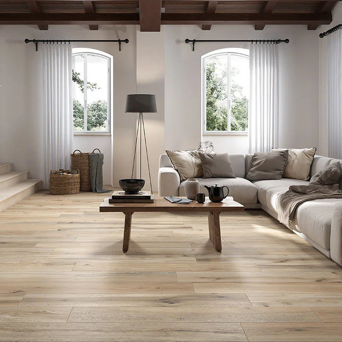 Salotto moderno con pavimento in gres porcellanato effetto legno tradizionale dal carattere rustico della collezione Timeless di Ceramica Rondine, formato 24x150 cm, colore Ecrù
