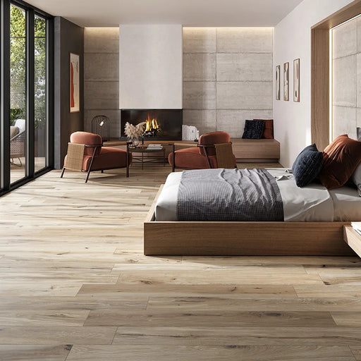 Camera da letto moderna con pavimento in gres porcellanato effetto legno tradizionale dal carattere rustico della collezione Timeless di Ceramica Rondine, formato 24x150 cm, colore Greige