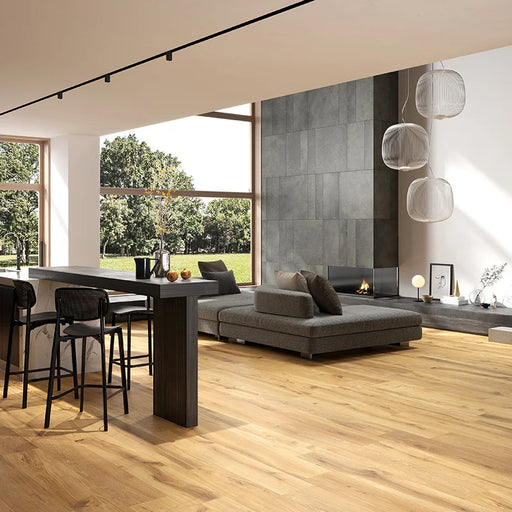 Soggiorno moderno con divano scuro e pavimento in gres porcellanato effetto legno tradizionale dal carattere rustico della collezione Timeless di Ceramica Rondine, formato 24x150 cm, colore Beige