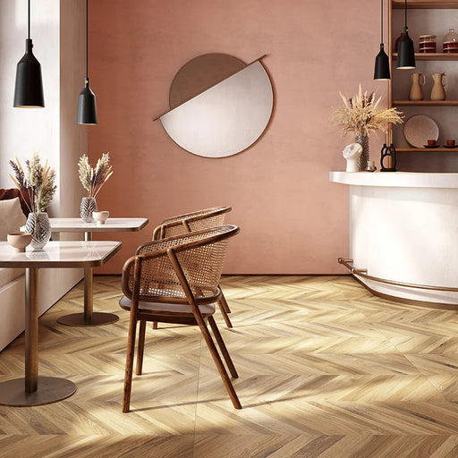 Bar moderno con pavimento in gres porcellanato effetto legno posato a spina di pesce della collezione Timeless di Ceramica Rondine, formato 60x120 cm, colore Honey Chevron