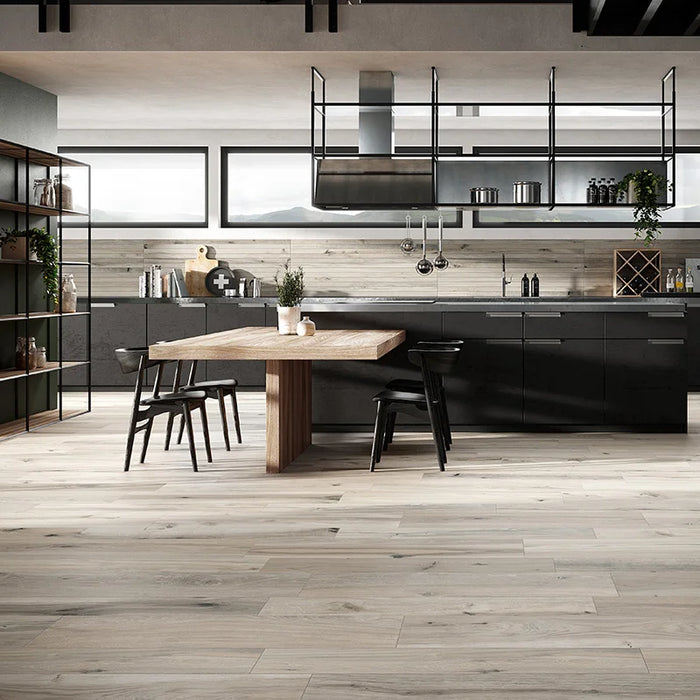 Cucina nera moderna con pavimento in gres porcellanato effetto legno tradizionale dal carattere rustico della collezione Timeless di Ceramica Rondine, formato 30x120 cm, colore Ivory
