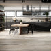 Cucina nera moderna con pavimento in gres porcellanato effetto legno tradizionale dal carattere rustico della collezione Timeless di Ceramica Rondine, formato 30x120 cm, colore Ivory