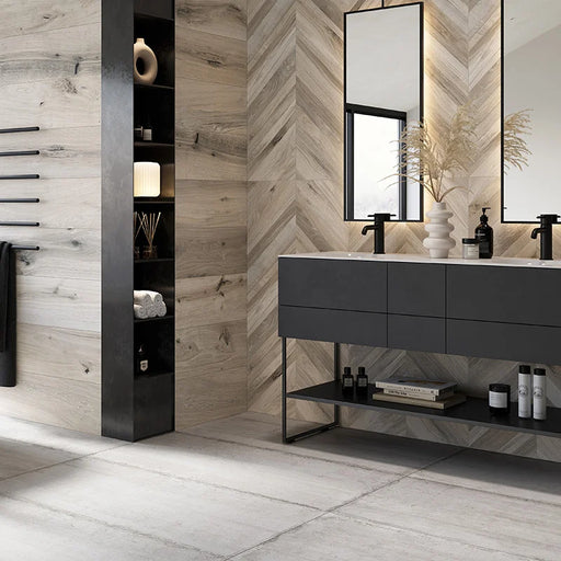 Bagno nero moderno con rivestimento in gres porcellanato effetto legno posato a spina di pesce della collezione Timeless di Ceramica Rondine, formato 60x120 cm, colore Ivory Chevron