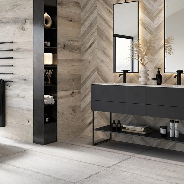 Bagno nero moderno con rivestimento in gres porcellanato effetto legno posato a spina di pesce della collezione Timeless di Ceramica Rondine, formato 60x120 cm, colore Ivory Chevron
