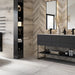Bagno nero moderno con rivestimento in gres porcellanato effetto legno posato a spina di pesce della collezione Timeless di Ceramica Rondine, formato 60x120 cm, colore Ivory Chevron