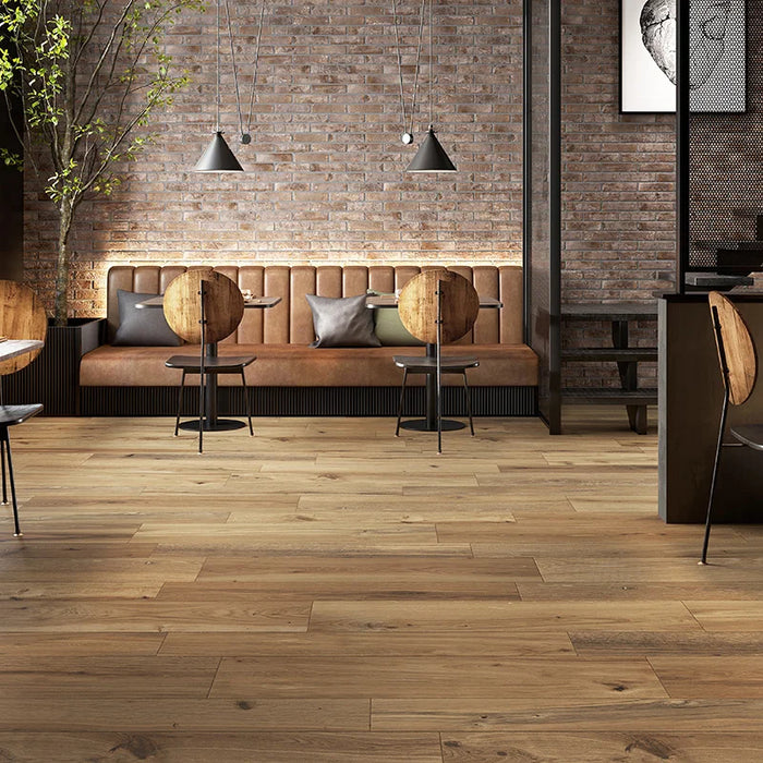 Ristorante industrial chic con pavimento in gres porcellanato effetto legno tradizionale dal carattere rustico della collezione Timeless di Ceramica Rondine, formato 30x120 cm, colore Nut