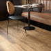 Dettaglio ristorante con pavimento in gres porcellanato effetto legno tradizionale dal carattere rustico della collezione Timeless di Ceramica Rondine, formato 20x120 cm, colore Nut