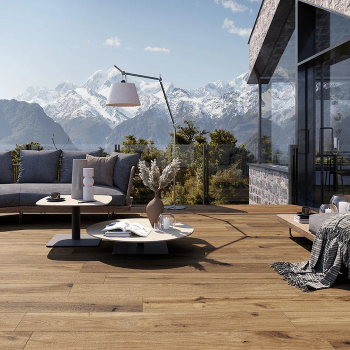 Terrazzo moderno in montagna con pavimento esterno in gres porcellanato effetto legno tradizionale dal carattere rustico della collezione Timeless di Ceramica Rondine, formato 24x150 cm, colore Nut Grip