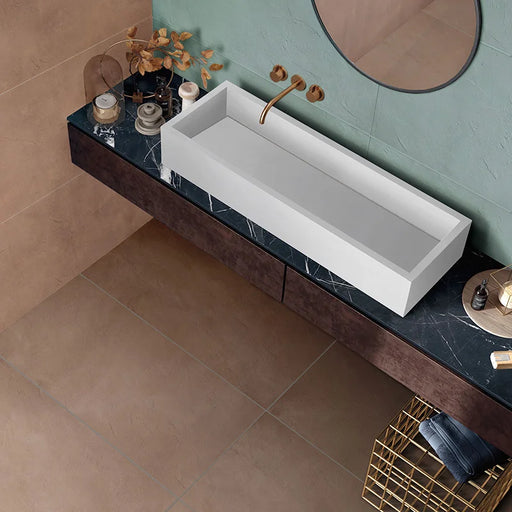 Bagno moderno con pavimento interno in gres porcellanato effetto cemento spatolato della collezione Terre Vive di Savoia Italia, formato 60x120 cm, colore Terra Cotta