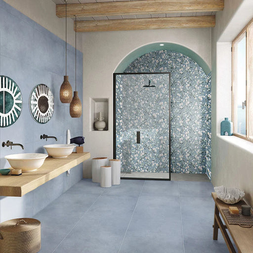 Bagno moderno con pavimento interno in gres porcellanato effetto cemento spatolato della collezione Terre Vive di Savoia Italia, formato 60x120 cm, colore Cielo