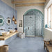 Bagno moderno con pavimento interno in gres porcellanato effetto cemento spatolato della collezione Terre Vive di Savoia Italia, formato 60x120 cm, colore Cielo