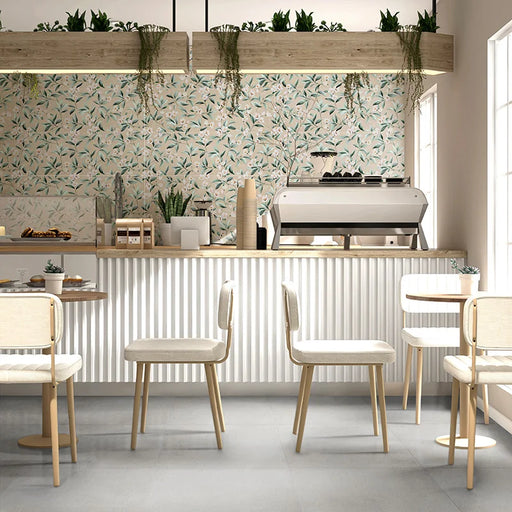 Bar moderno con pavimento interno in gres porcellanato effetto cemento spatolato della collezione Terre Vive di Savoia Italia, formato 60x60 cm, colore Gesso