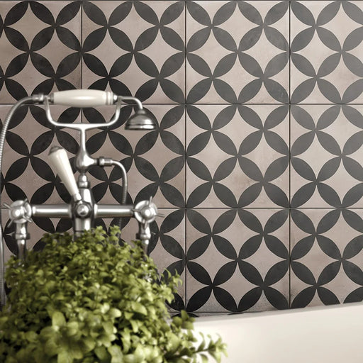 Dettaglio rivestimento bagno in gres porcellanato serie Terra di Marca Corona, effetto cementine, formato 20x20 cm, Colore Astro Freddo