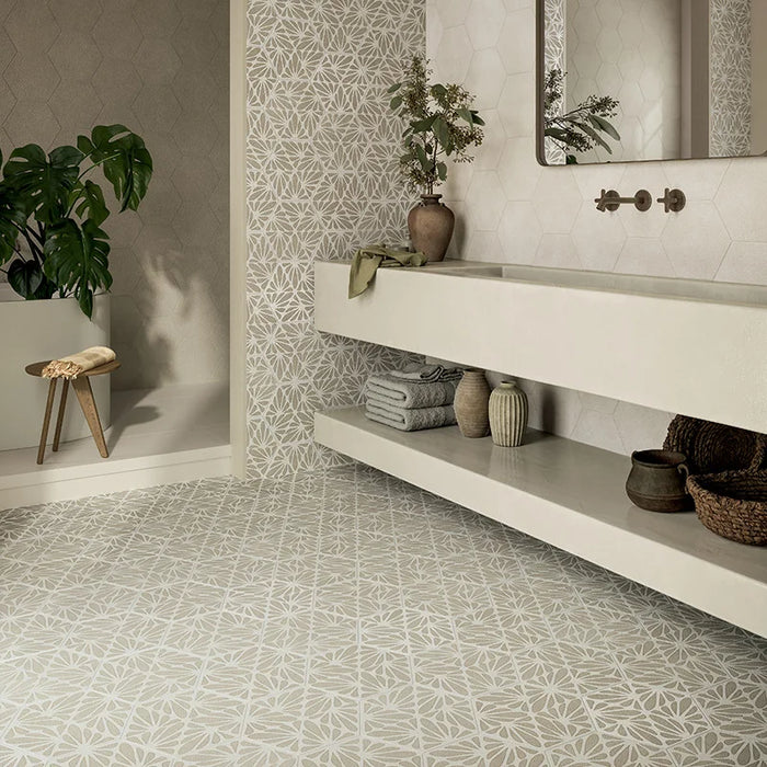 Dettaglio bagno moderno con pavimento e rivestimento in gres porcellanato serie Terracreta di Marca Corona, effetto cementina, formato 25x22 cm, Colore Casello Argilla