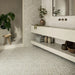 Dettaglio bagno moderno con pavimento e rivestimento in gres porcellanato serie Terracreta di Marca Corona, effetto cementina, formato 25x22 cm, Colore Casello Argilla