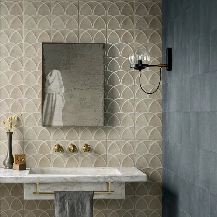 Dettaglio bagno elegante moderno rivestimento in gres porcellanato serie Terracreta di Marca Corona, effetto creta tridimensionale, formato 20x20 cm, Colore Argilla