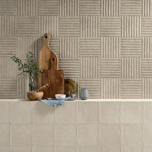 Dettaglio Piastrella da rivestimento in gres porcellanato serie Terracreta di Marca Corona, effetto creta rigato, formato 20x20 cm, Colore Terra Rilievo Argilla