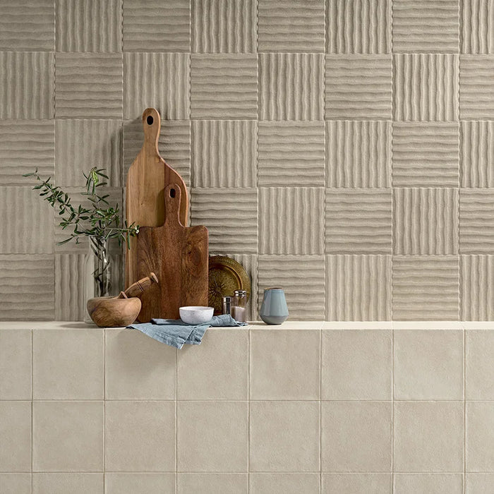 Dettaglio Piastrella da rivestimento in gres porcellanato serie Terracreta di Marca Corona, effetto creta rigato, formato 20x20 cm, Colore Terra Rilievo Argilla