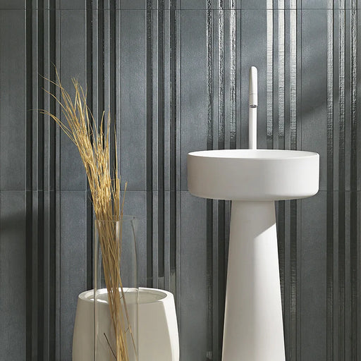 Dettaglio piastrella per rivestimento in gres porcellanato effetto rigato formato 24x72 cm rettificato, collezione Twiga di Ceramica Settecento, colore Stripe Night