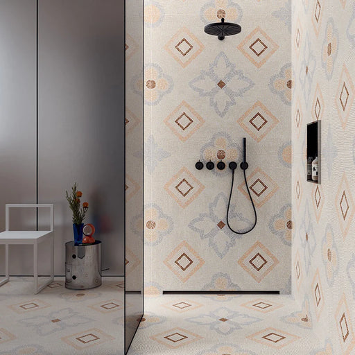 Doccia con pavimento e rivestimento in gres porcellanato effetto mosaico, formato 120x120 cm, colore avorio, grigio e marrone, Two Decoro 01 di 41zero42