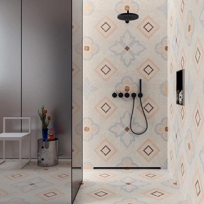 Doccia con pavimento e rivestimento in gres porcellanato effetto mosaico, formato 120x120 cm, colore avorio, grigio e marrone, Two Decoro 01 di 41zero42