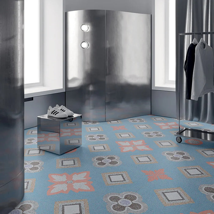 Negozio abbigliamento con pavimento in gres porcellanato effetto mosaico, formato 120x120 cm, colore azzurro, rosa e bianco, Two Decoro 04 di 41zero42