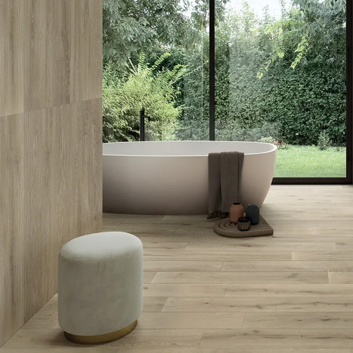 Bagno con rivestimento in gres porcellanato effetto legno rovere rigato leggermente in rilievo. Unica di ceramiche keope 60x120 colore Beige