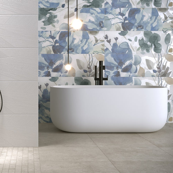 Ambientazione per rivestimento bagno decoro bloom della collezione Vibes di Herberia ceramica, effetto acquerello formato 33x100