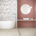 Ambientazione rivestimento bagno Vibes orient di Herberia ceramica, colore rosa in formato 33x100