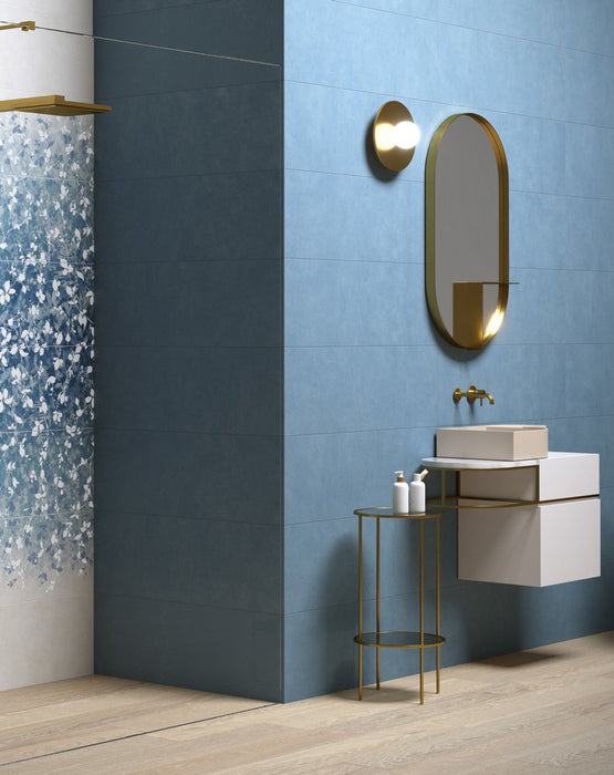 rivestimento bagno con piastrelle vibes steel di herberia ceramica, colore blu formato 33x100