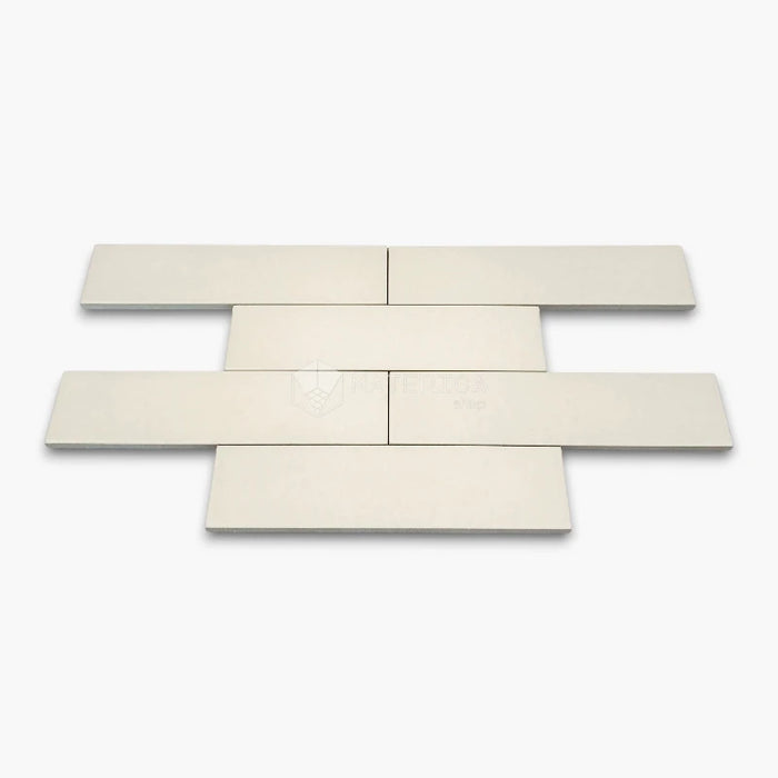 Rivestimento in gres porcellanato effetto mattoncino opaco 6x25 cm, collezione Volume Ivory di Ceramica Rondine. Piastrelle avorio con posa a correre sfalsata per pareti di bagno e cucina.