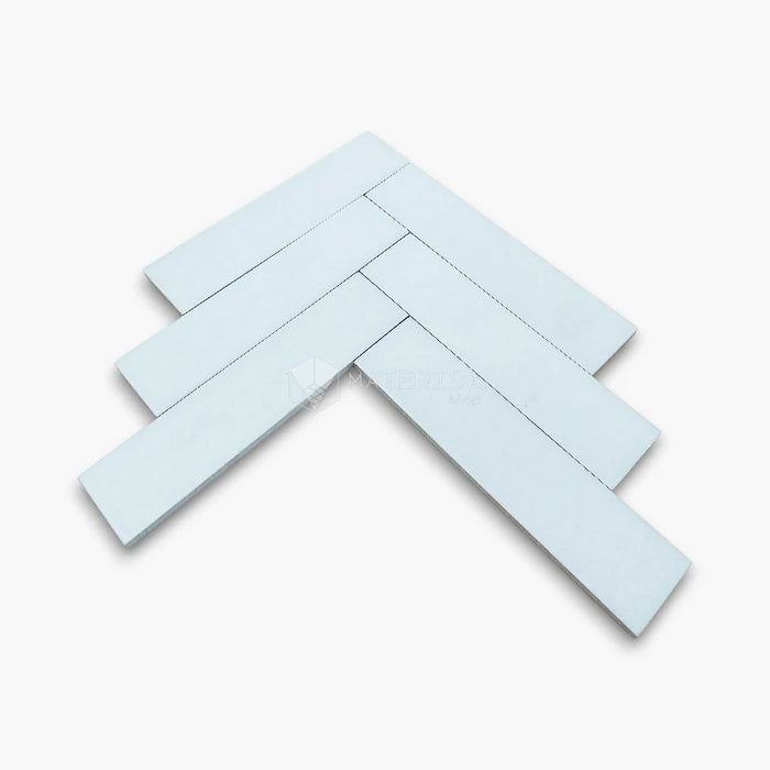Rivestimento in gres porcellanato effetto mattoncino opaco 6x25 cm, collezione Volume Light Blue di Ceramica Rondine. Piastrelle azzurro con posa a spina di pesce per pareti di bagno e cucina.